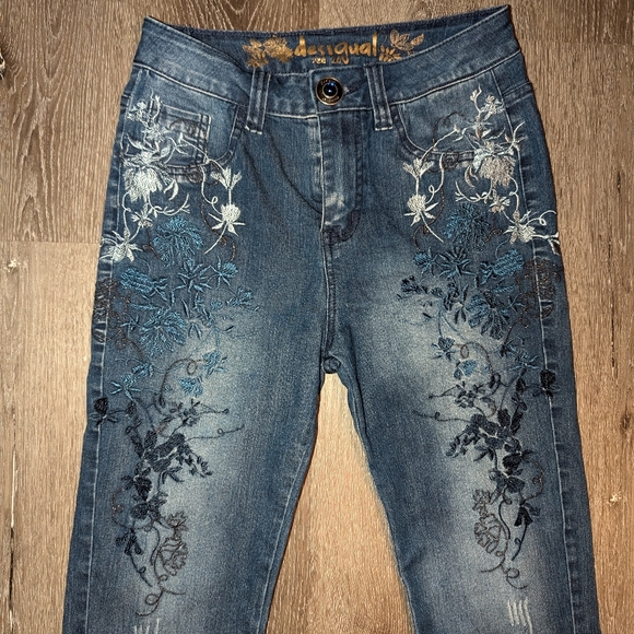 Desigual Embroidered Cropped Jeans/Capris - Picture 6 of 7